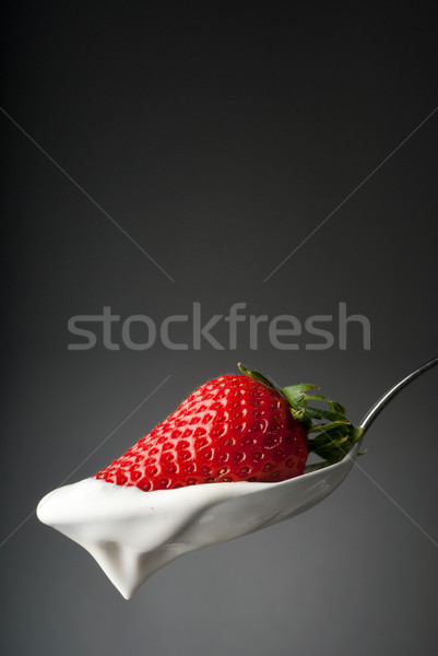 Fresco morango iogurte baunilha prata colher Foto stock © gorgev