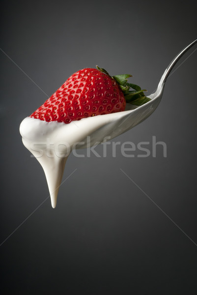 Morango creme prata colher leite vermelho Foto stock © gorgev