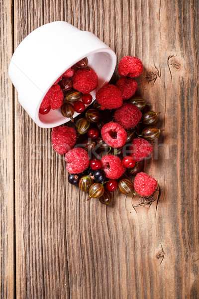 杂    浆果    复古    木桌    水果    新鲜 / mixed berries