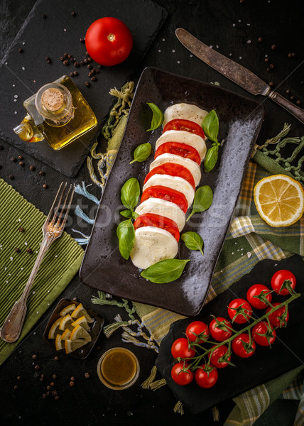 Vers Italiaans caprese salade mozzarella tomaten donkere Stockfoto © grafvision