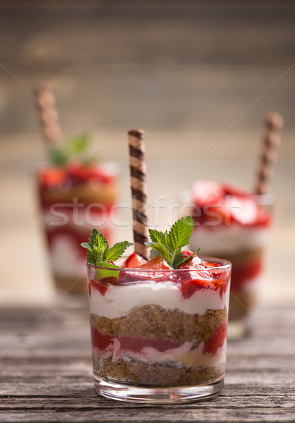 Jogurt świeże truskawki drewna szkła posiłek Zdjęcia stock © grafvision