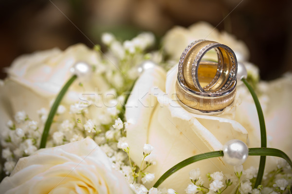Anéis de casamento rosas casamento amor casal ouro Foto stock © grafvision