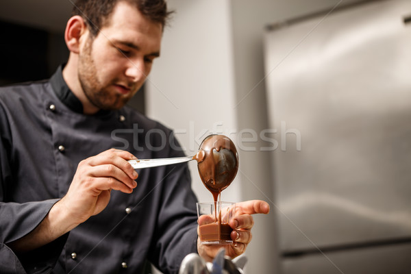 Bucătar-şef servit ciocolată budinca sticlă alimente Imagine de stoc © grafvision