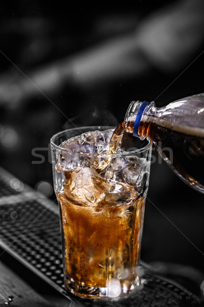 Gießen Cola Glas voll Eiswürfel trinken Stock foto © grafvision