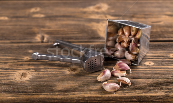 Usturoi catel de usturoi apăsaţi rustic bord gătit Imagine de stoc © grafvision