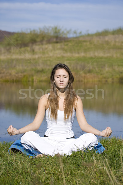 Mujer yoga esbelto ejercicio aire libre Foto stock © grafvision