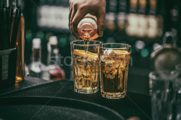 Barman bauturi alcoolice cocktail sticlă gheaţă bea Imagine de stoc © grafvision