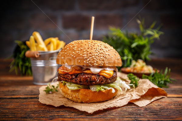 Lecker gegrillt Rindfleisch burger serviert Stücke Stock foto © grafvision