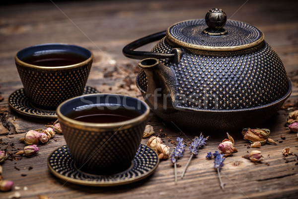 Nero ghisa teiera Cup tè legno Foto d'archivio © grafvision