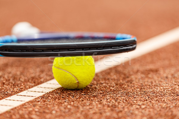 Raquette de tennis balle tribunal sol tennis rouge [[stock_photo]] © grafvision