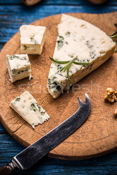 Brânză mucegai taiere bord fundal albastru Imagine de stoc © grafvision