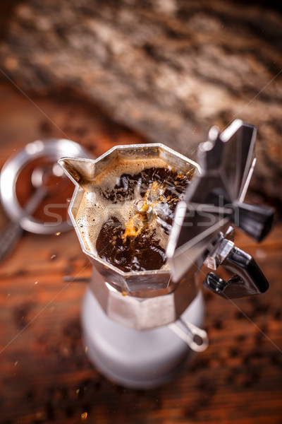 Italienisch traditionellen Kaffeemaschine heißen Kaffee fließend Stock foto © grafvision