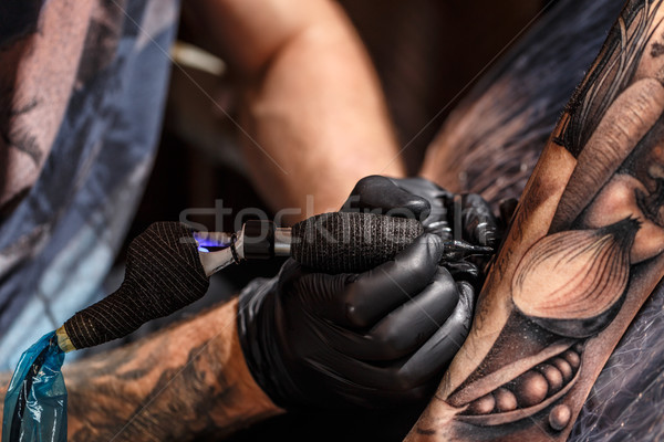 Zdjęcia stock: Zawodowych · tatuaż · artysty · strony · czarny · skóry