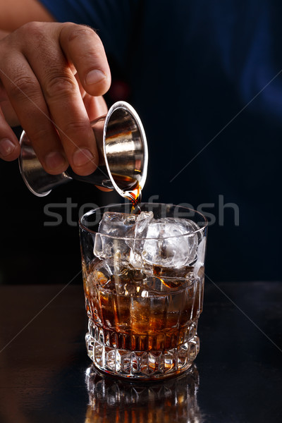 Barman koktajl bar strony szkła Zdjęcia stock © grafvision