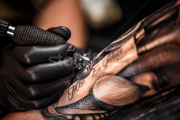 Сток-фото: профессиональных · татуировка · художник · черный · чернила · кожи