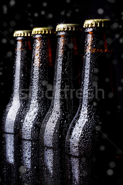 Сток-фото: бутылок · пива · черный · фон · группа · холодно
