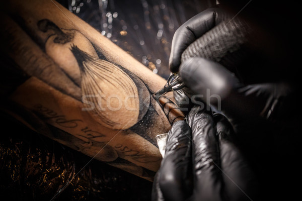 Tatuagem mestre preto estéril luvas mão Foto stock © grafvision
