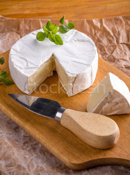 Camembert francés piezas servido tabla de cortar Foto stock © grafvision