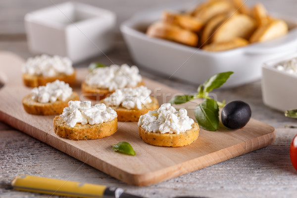 Bruschetta Hüttenkäse serviert Holz Schneidebrett Frühstück Stock foto © grafvision