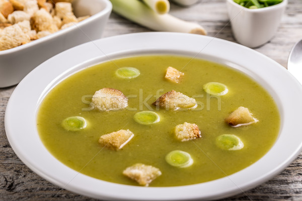 Friss zöld póréhagyma leves zsemlekocka tányér Stock fotó © grafvision