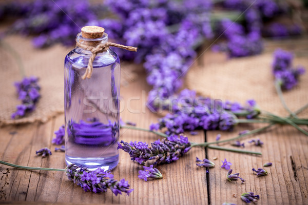 Proaspăt lavandă flori ulei de masaj corp sticlă Imagine de stoc © grafvision