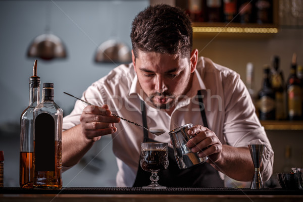 Barkeeper dekoriert Kaffee Cocktail Milch Schaum Stock foto © grafvision