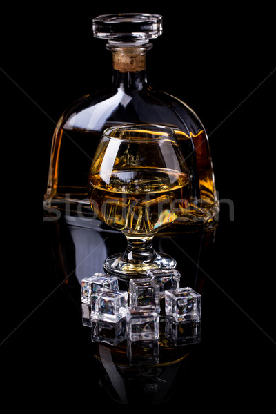 Foto stock: Vidrio · brandy · hielo · fondo · botella · cóctel