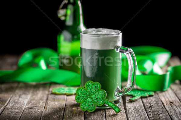 Foto stock: Día · de · san · patricio · verde · cerveza · trébol · fiesta · vidrio