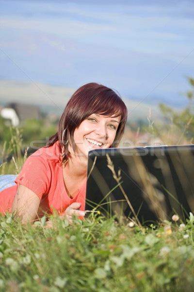 Foto stock: Mujer · usando · la · computadora · portátil · hermosa · aire · libre · negocios