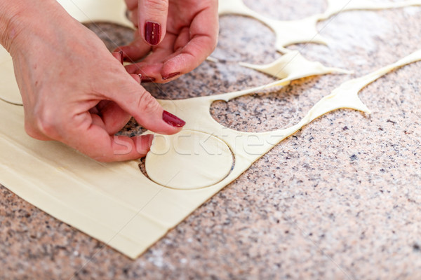 [[stock_photo]]: Biscuits · femme · main · sur