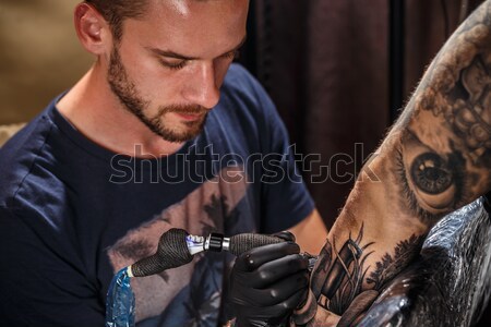 Közelkép tetoválás művész folyamat fekete férfi Stock fotó © grafvision
