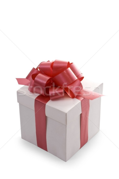 Alb cutie cadou roşu satin panglică arc Imagine de stoc © grafvision