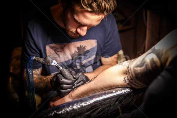 Zdjęcia stock: Zawodowych · tatuaż · artysty · pracy · studio · strony
