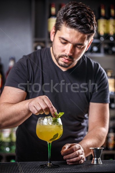 Barmann Cocktail mint Blatt Glas Restaurant Stock foto © grafvision