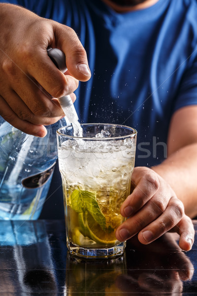 Barkeeper Soda Wasser Mojito Cocktail Restaurant Stock foto © grafvision