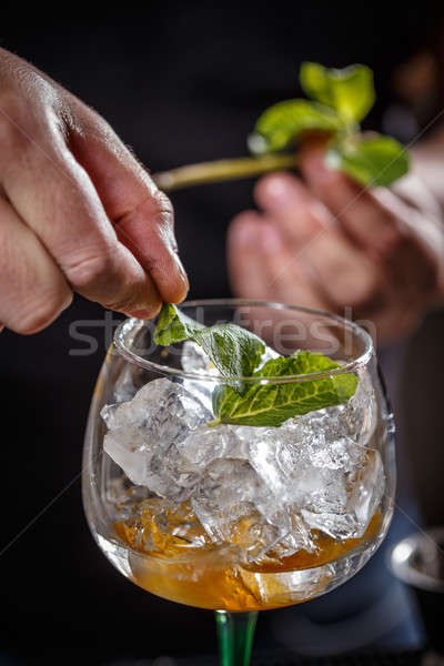 Barman coquetel de vidro restaurante bar Foto stock © grafvision