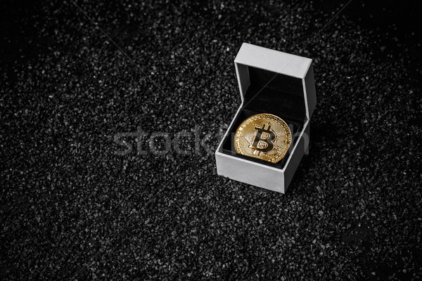 Dorado bitcoin moneda moneda blanco caja de regalo Foto stock © grafvision