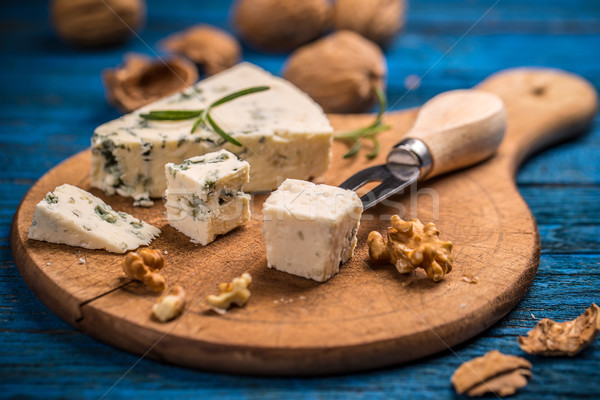 Brânză mucegai taiere bord fundal albastru Imagine de stoc © grafvision