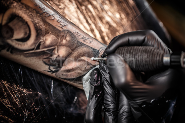 Stockfoto: Professionele · tattoo · kunstenaar · procede · zwarte