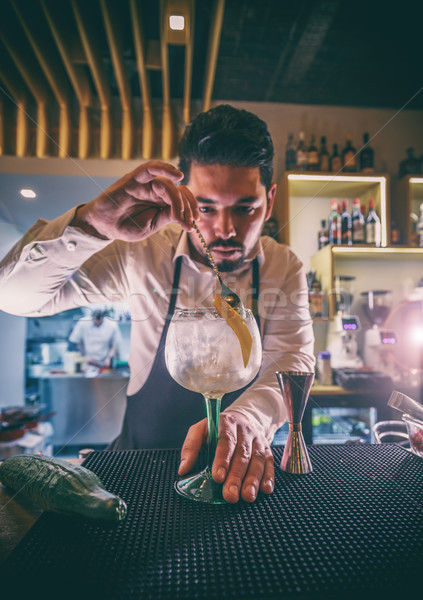 Barkeeper Cocktails bar counter trinken Nacht Stock foto © grafvision