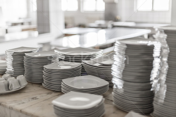 Blanco vacío limpio platos restaurante mesa de cocina Foto stock © grafvision