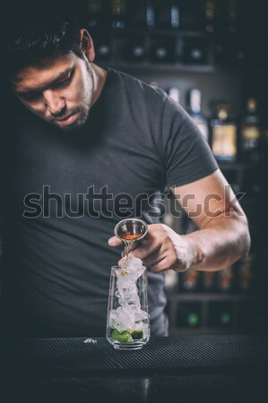 Barkeeper Cocktail Glas Eiswürfel Hintergrund Eis Stock foto © grafvision