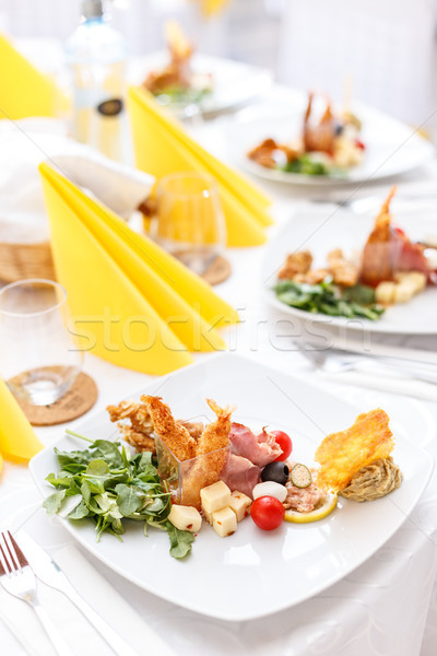餐廳 餐桌 精緻的餐點 開胃菜 食品 婚禮 商業照片 © grafvision