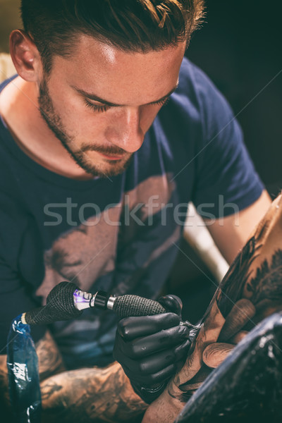 Foto stock: Profissional · tatuagem · artista · processo · preto