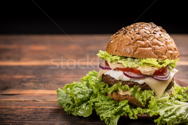 Cheeseburger carne insalata pomodoro Foto d'archivio © grafvision