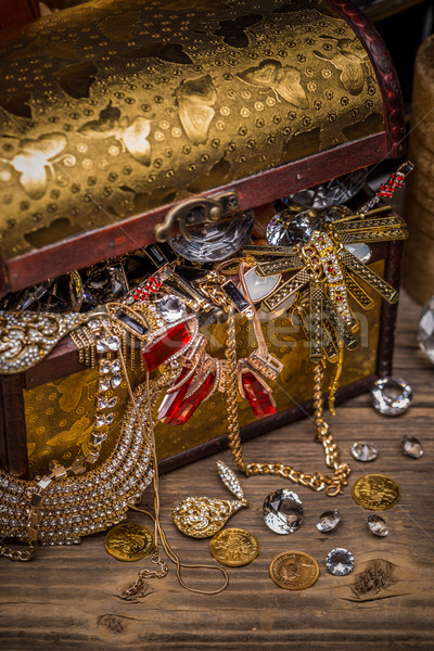 Open schatkist vol sieraden geld achtergrond Stockfoto © grafvision