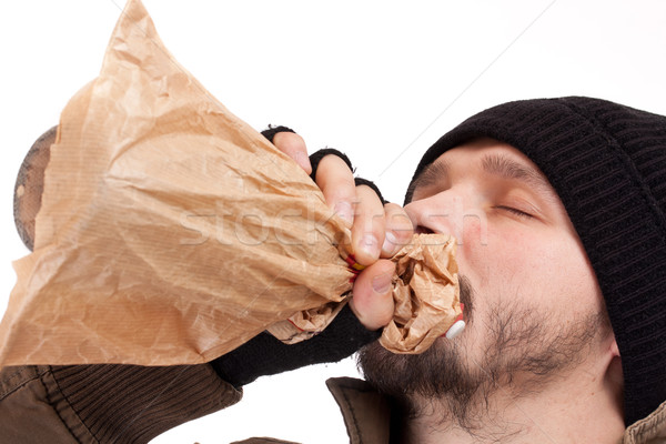 Młodych bezdomnych człowiek pitnej gorzałka torby papierowe Zdjęcia stock © grafvision
