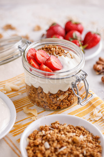 Foto stock: Casero · granola · vidrio · jar · yogurt