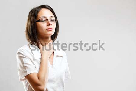 年輕女子 喉嚨痛 灰色 女子 健康 女 商業照片 © grafvision
