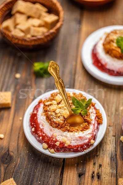 Prajitura cu branza desert căpşună sos Imagine de stoc © grafvision